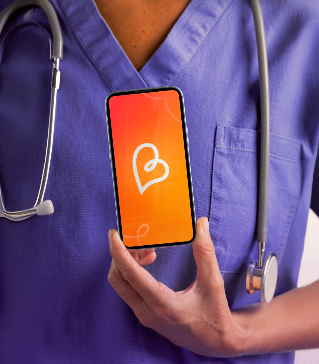 Profissional da saúde segurando um celular com o aplicativo Cuida Bem