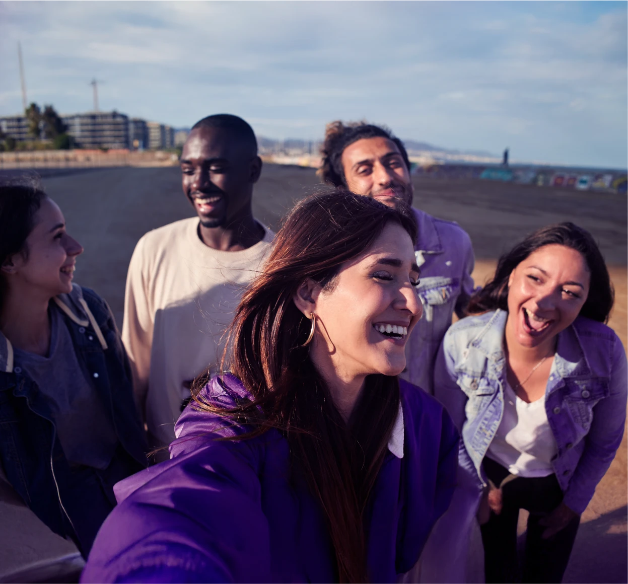 Homem sorridente simbolizando uma vida financeira mais leve e tranquila