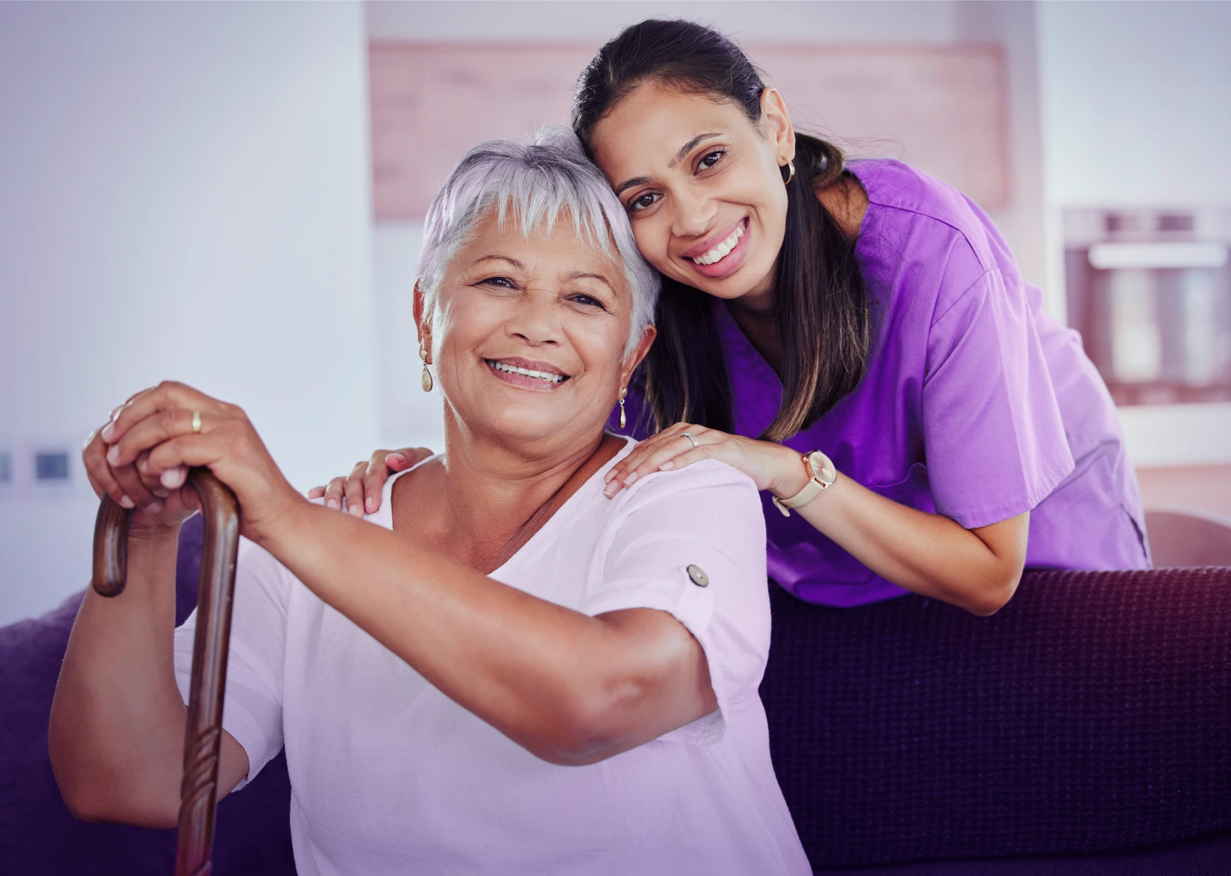 Aposentada sorridente com cuidadora, simbolizando beneficiários do consignado