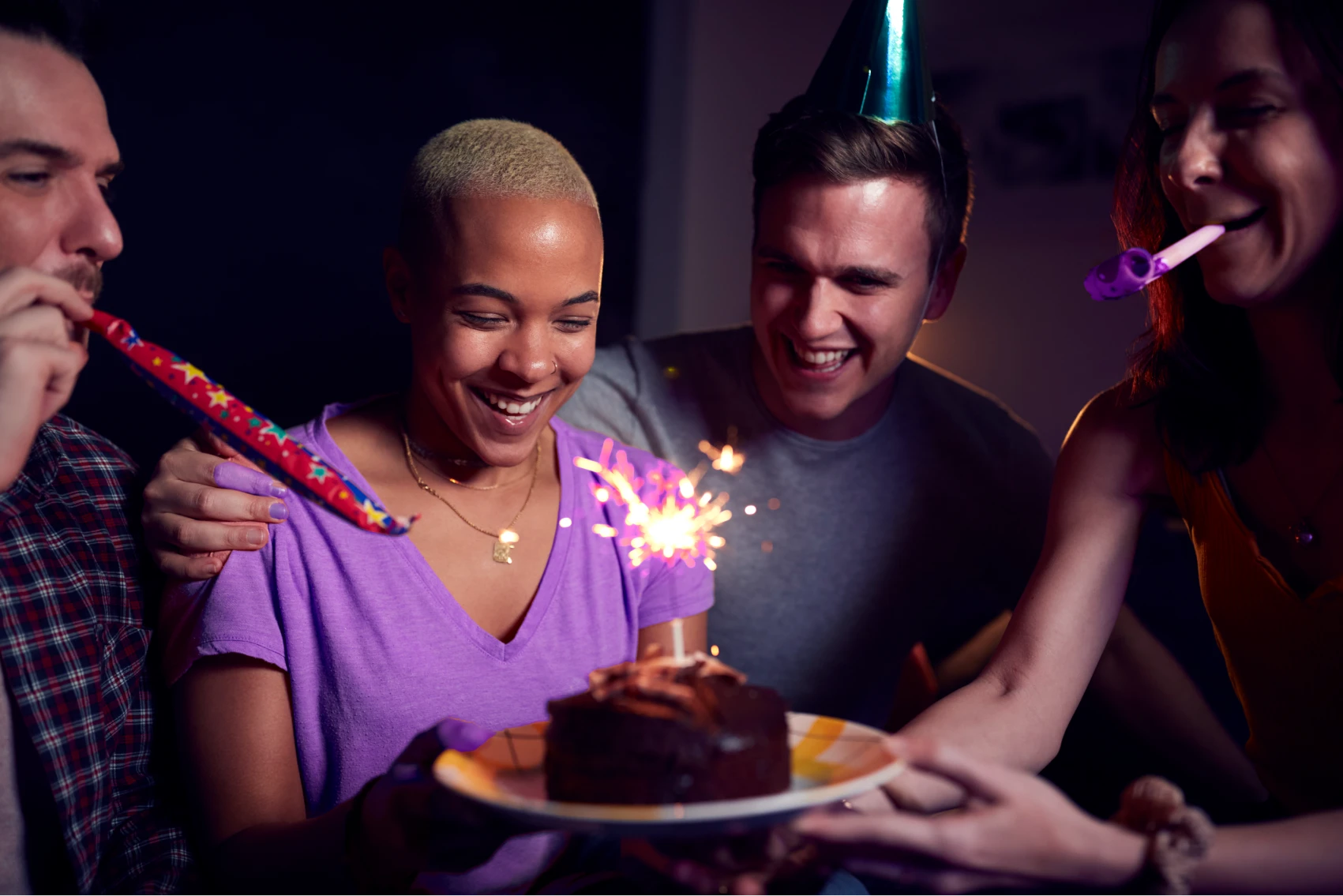 Família feliz comemorando aniversário, simbolizando os beneficiários do Saque-Aniversário do FGTS